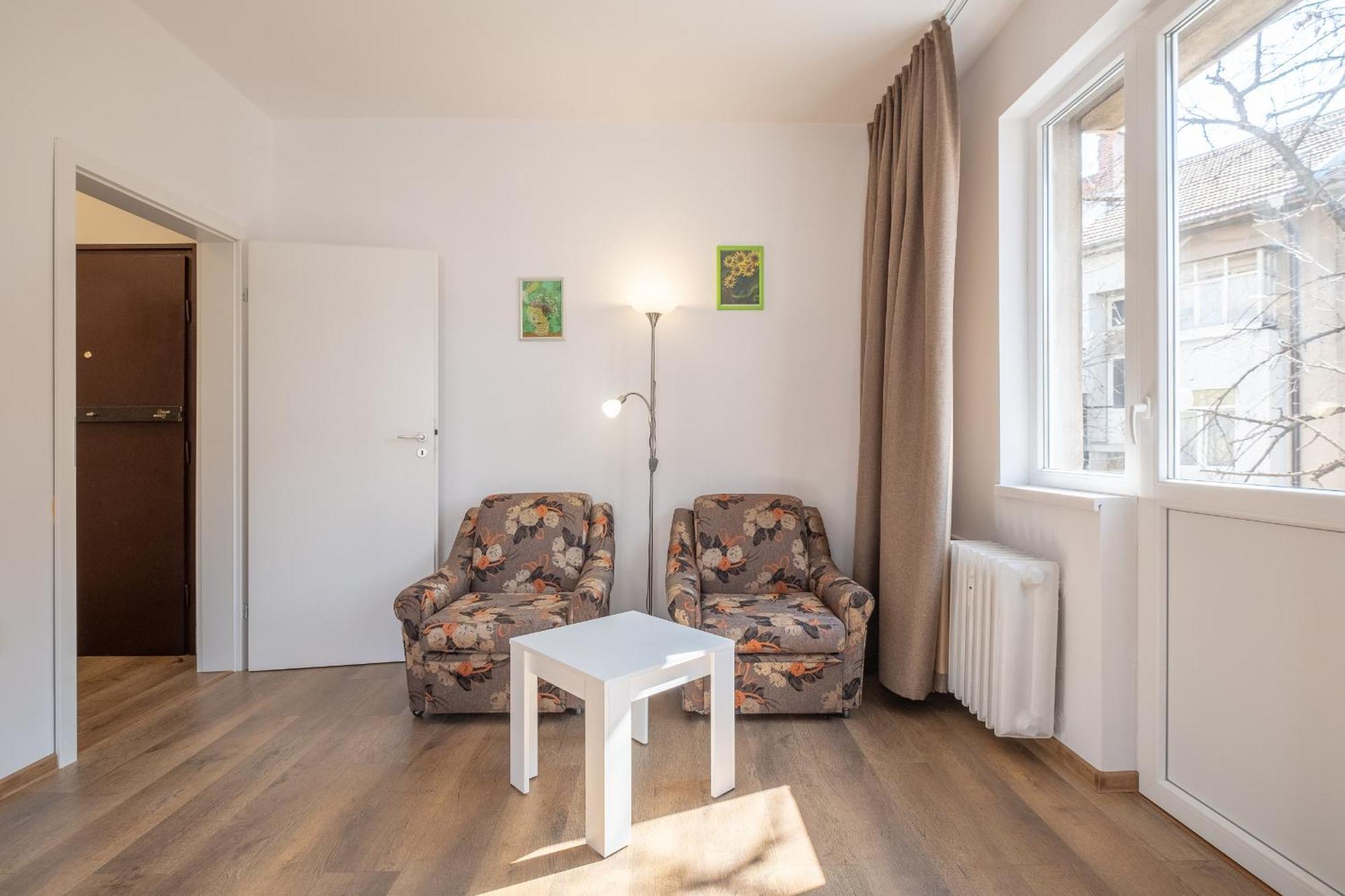 Apartment Peaceful Downtown Location - 2 Bedroom