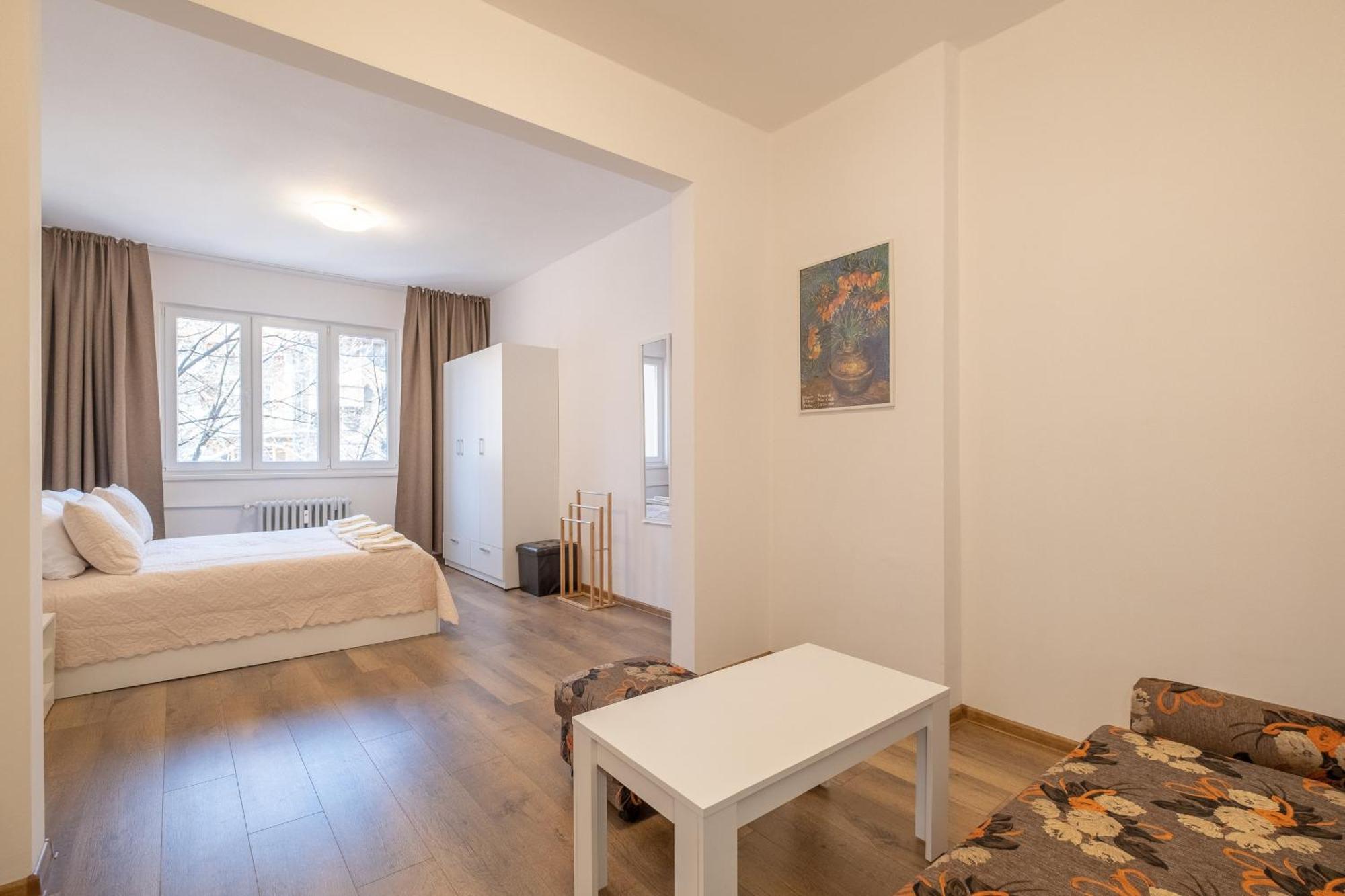 Apartment Peaceful Downtown Location - 2 Bedroom *