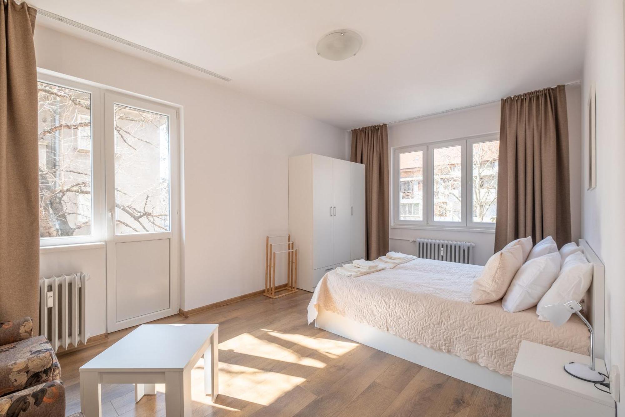 Peaceful Downtown Location - 2 Bedroom *