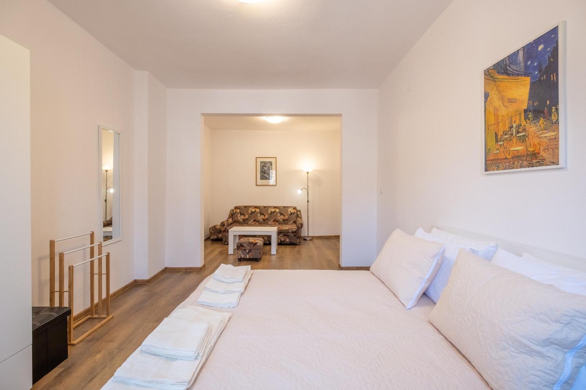 Apartment Peaceful Downtown Location - 2 Bedroom